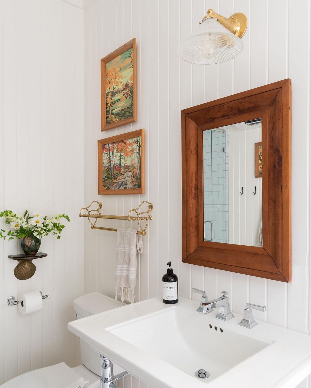 Cabana-Badewanne mit Bauernhaus-Details, Waschbecken mit Überlappungsrückwand