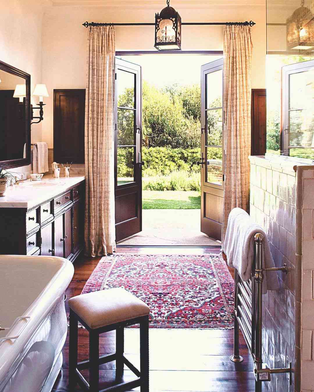 Badezimmer mit Zugang zum Garten mit dunklem Holz und klassischen Details
