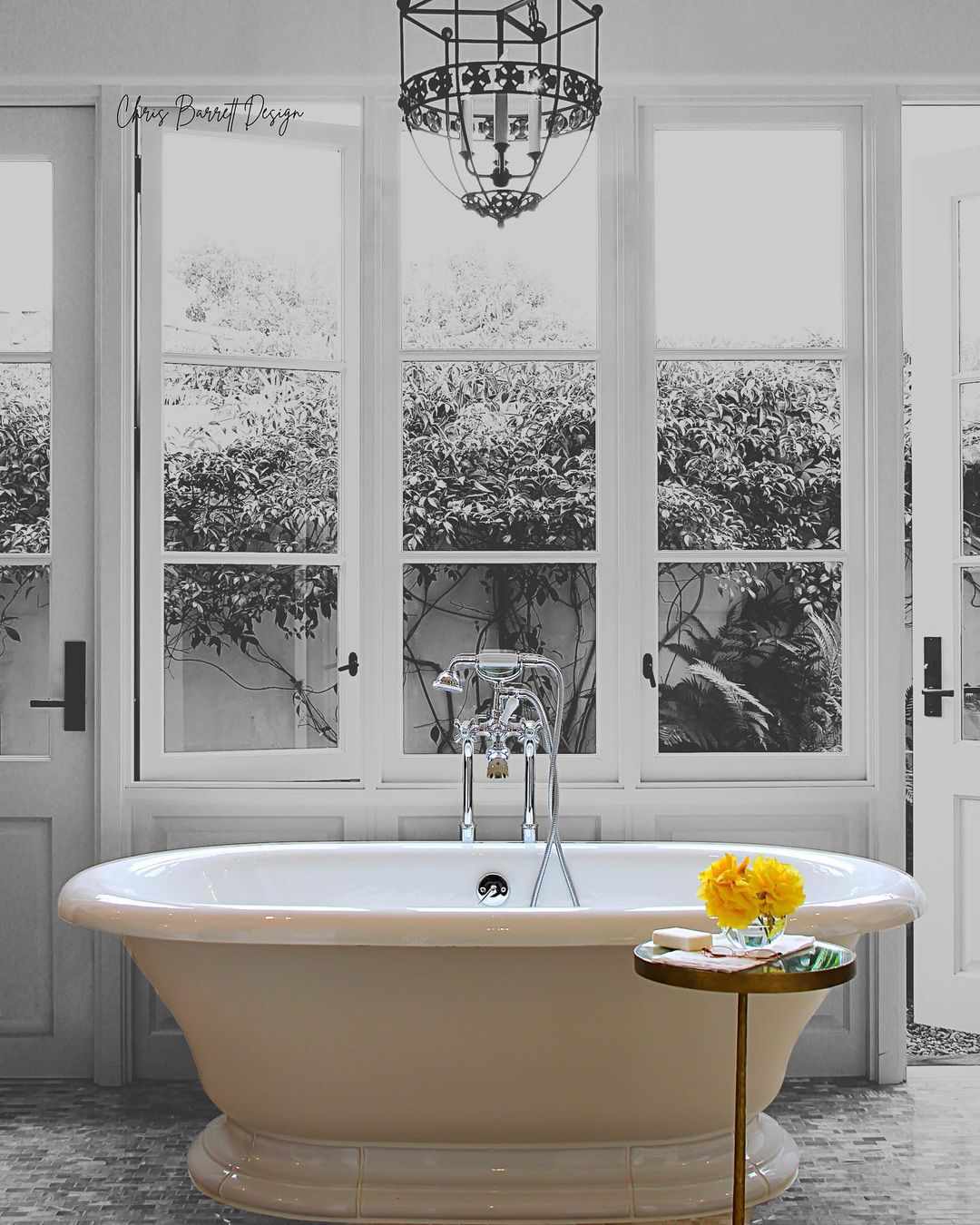 Badewanne vor französischen Türen, die zum Garten führen