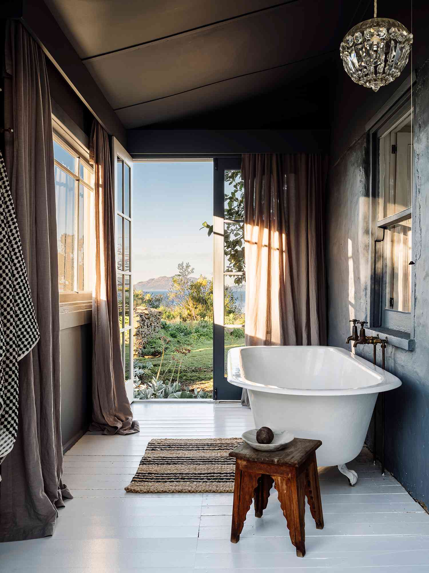 Badewanne auf der geschlossenen Seitenveranda