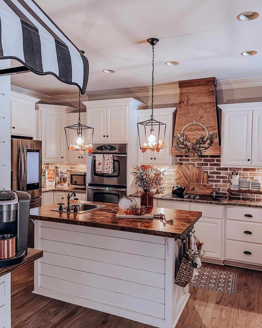 Eine Küche im Landhausstil mit Backsplash aus Backstein