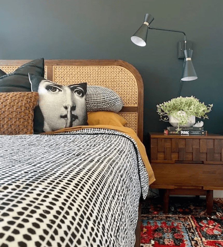 Mischung aus traditionellen und modernen Stücken im Schlafzimmer