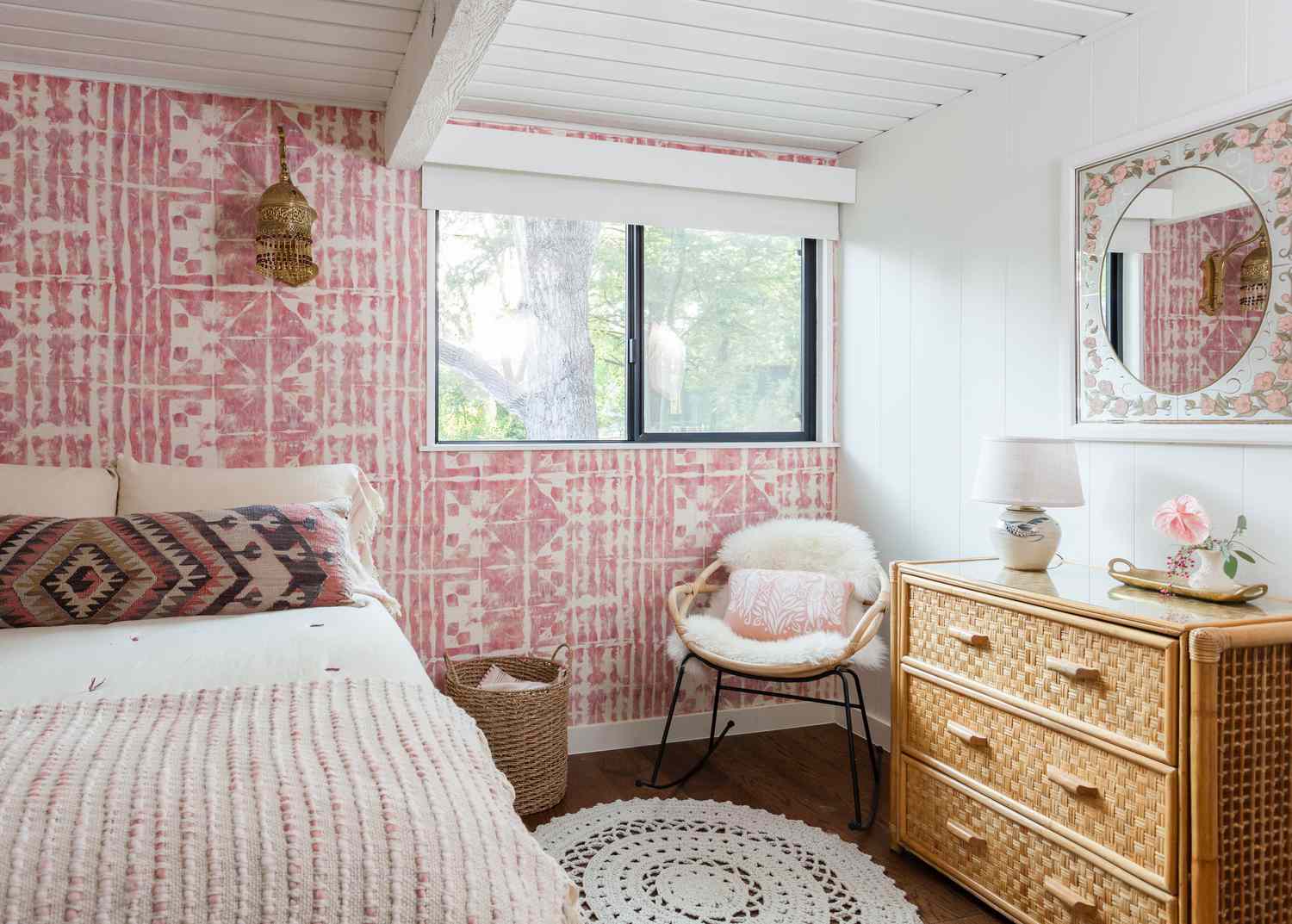 Tapete im Boho-Stil mit Makramee-Teppich