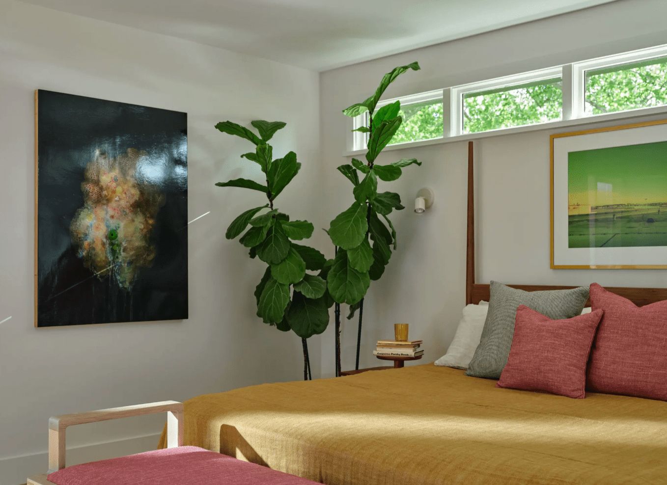 sonniges und von der Natur inspiriertes Schlafzimmer