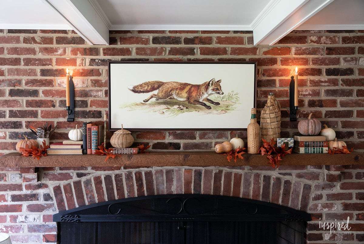 Ein Stück Herbstkunstwerk auf einem Kaminsims