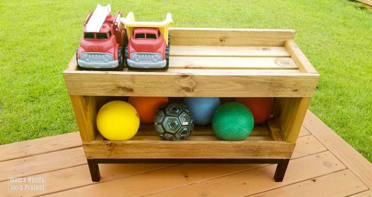 Ein Holzregal mit Spielzeug und Bällen darauf