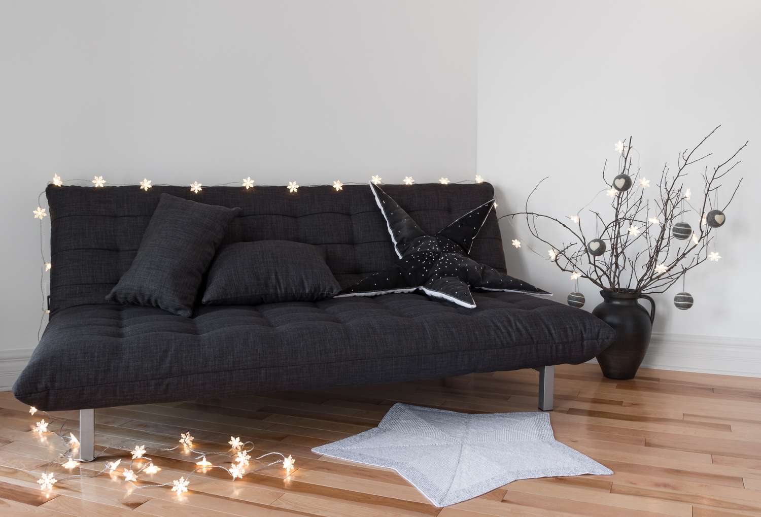 schwarzer Futon mit Lichterketten