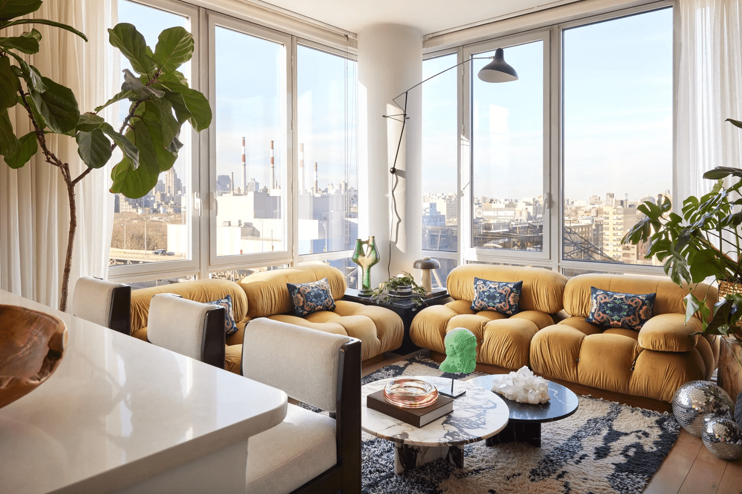 Wohnzimmer mit Marmor-Couchtischen