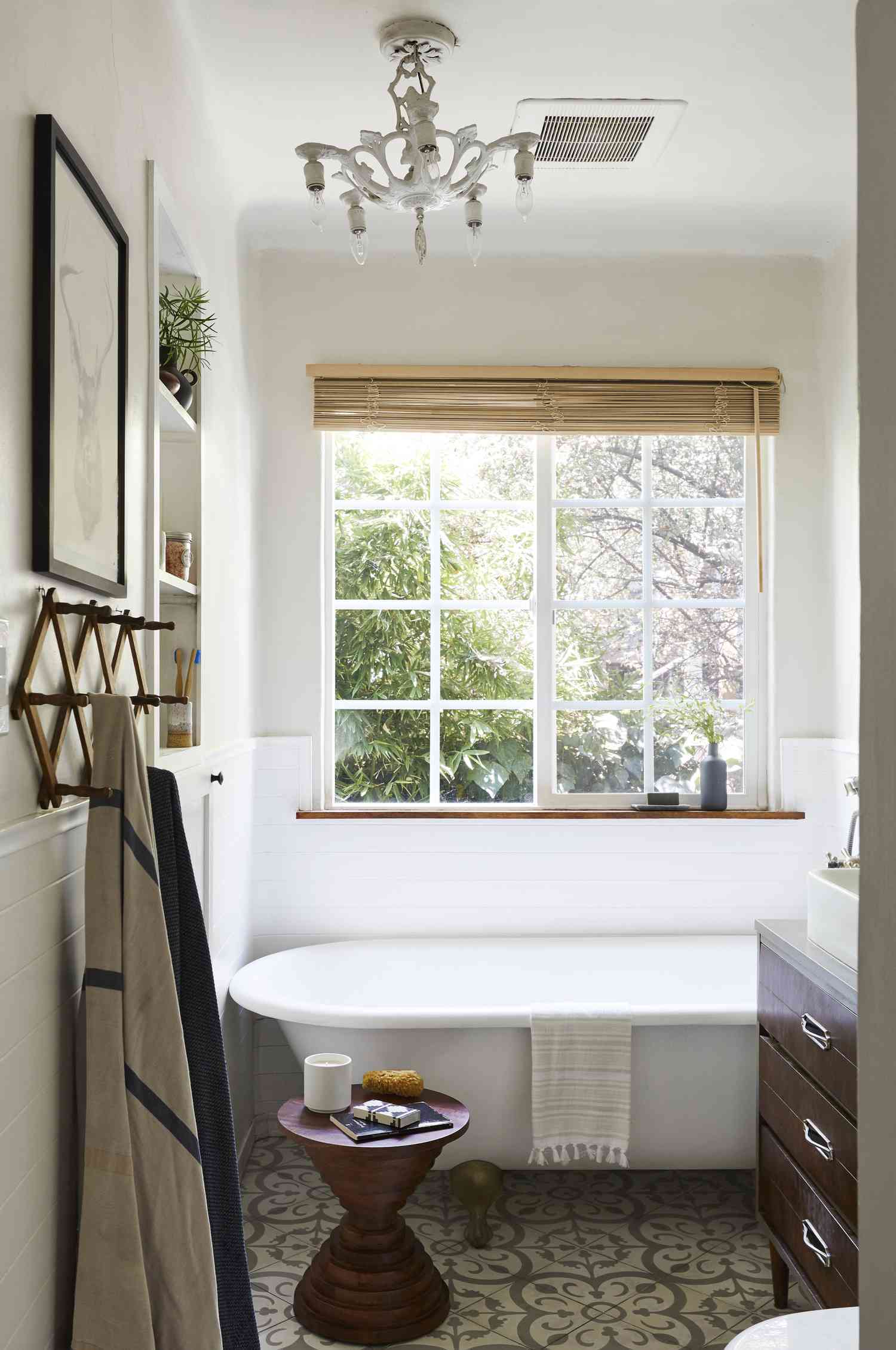 Ein weißes Badezimmer erhält mit dem beigen Fenstervorhang einen Hauch von Beige