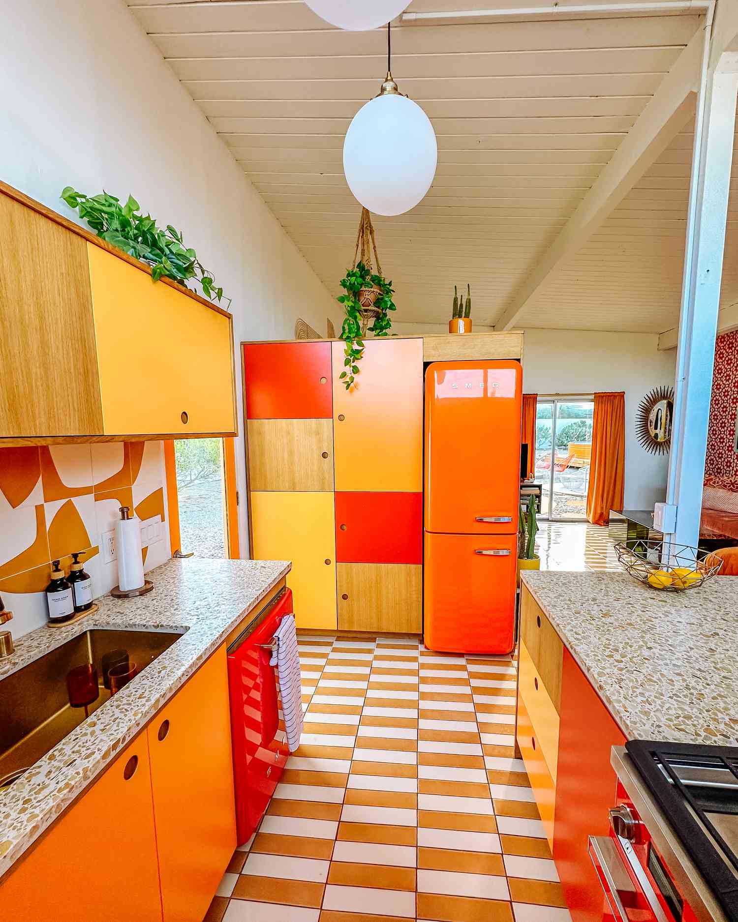 Küche in Orange, Gelb und Rot im Mid-Century-Modern-Stil