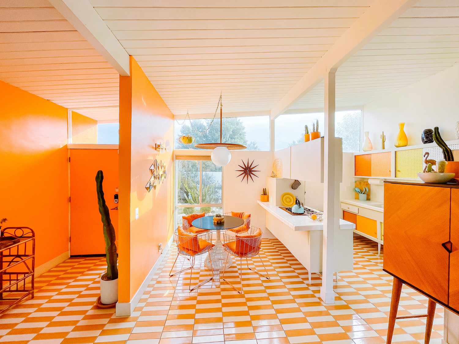 Orangefarbene moderne Küche aus der Mitte des Jahrhunderts