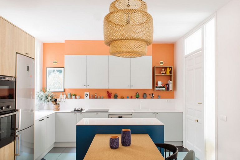 Kleine Küche mit orange gestrichenen Wänden