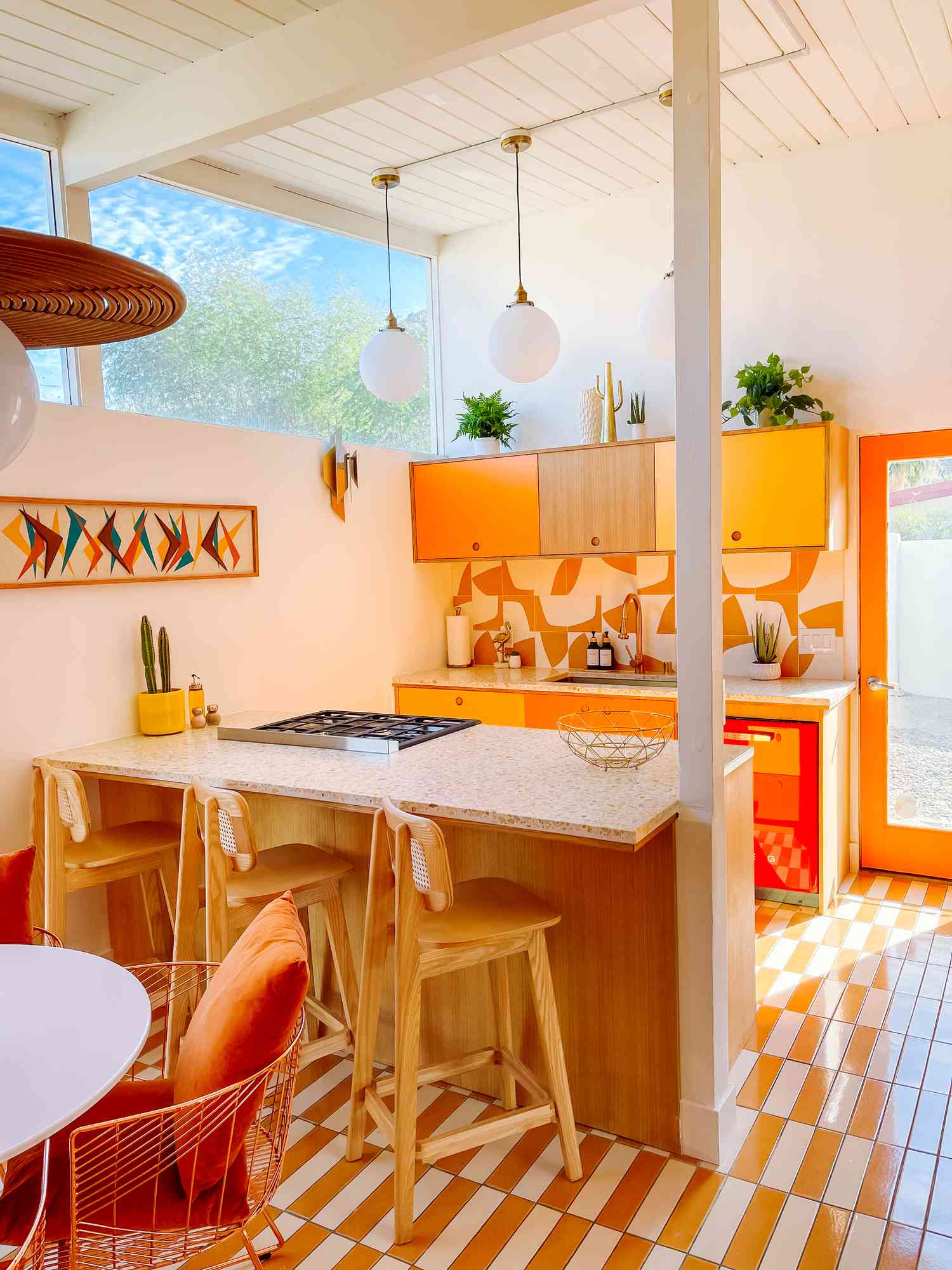 Küche mit hoher Decke und Farbpalette in Orange, Gelb und Rot