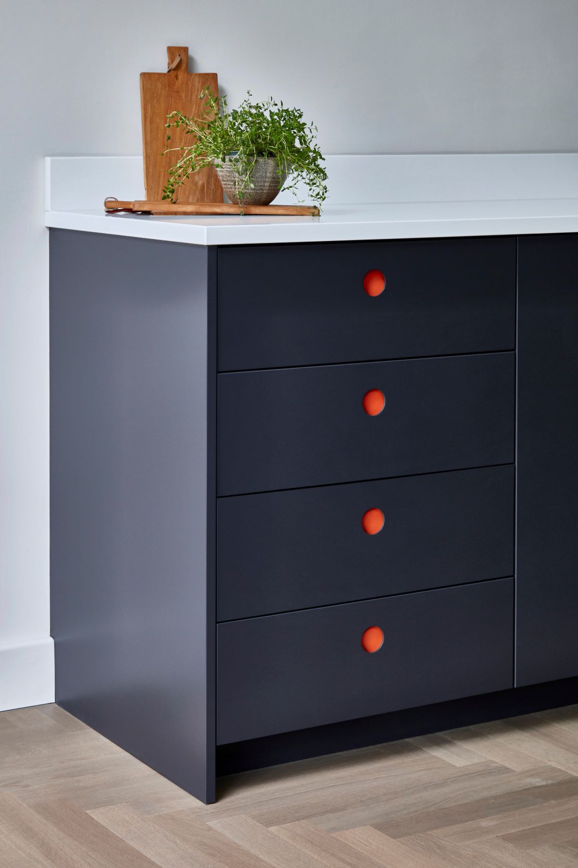 Marineblaue Schränke mit orangefarbenen Ausziehausschnitten 