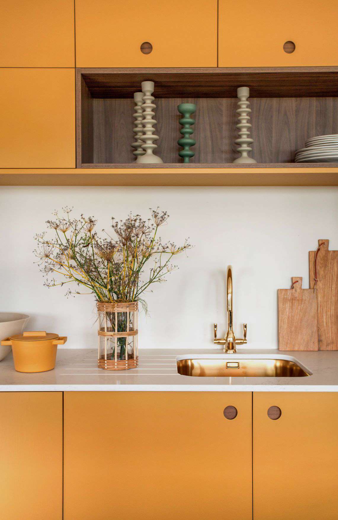 Goldene Küchenschränke mit eingelegten Holzdetails