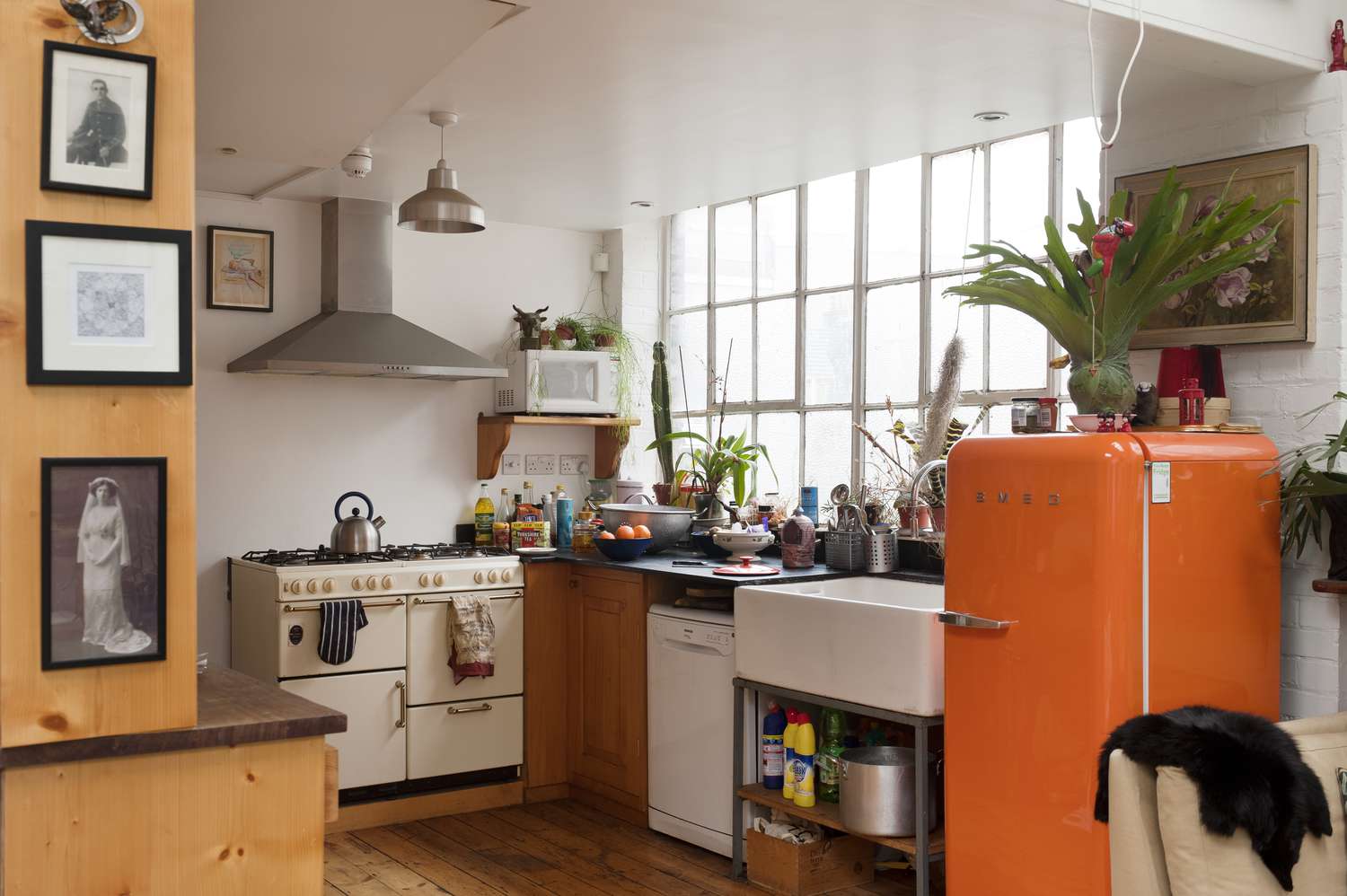 Vintage-Küche mit orangefarbenem Smeg-Kühlschrank