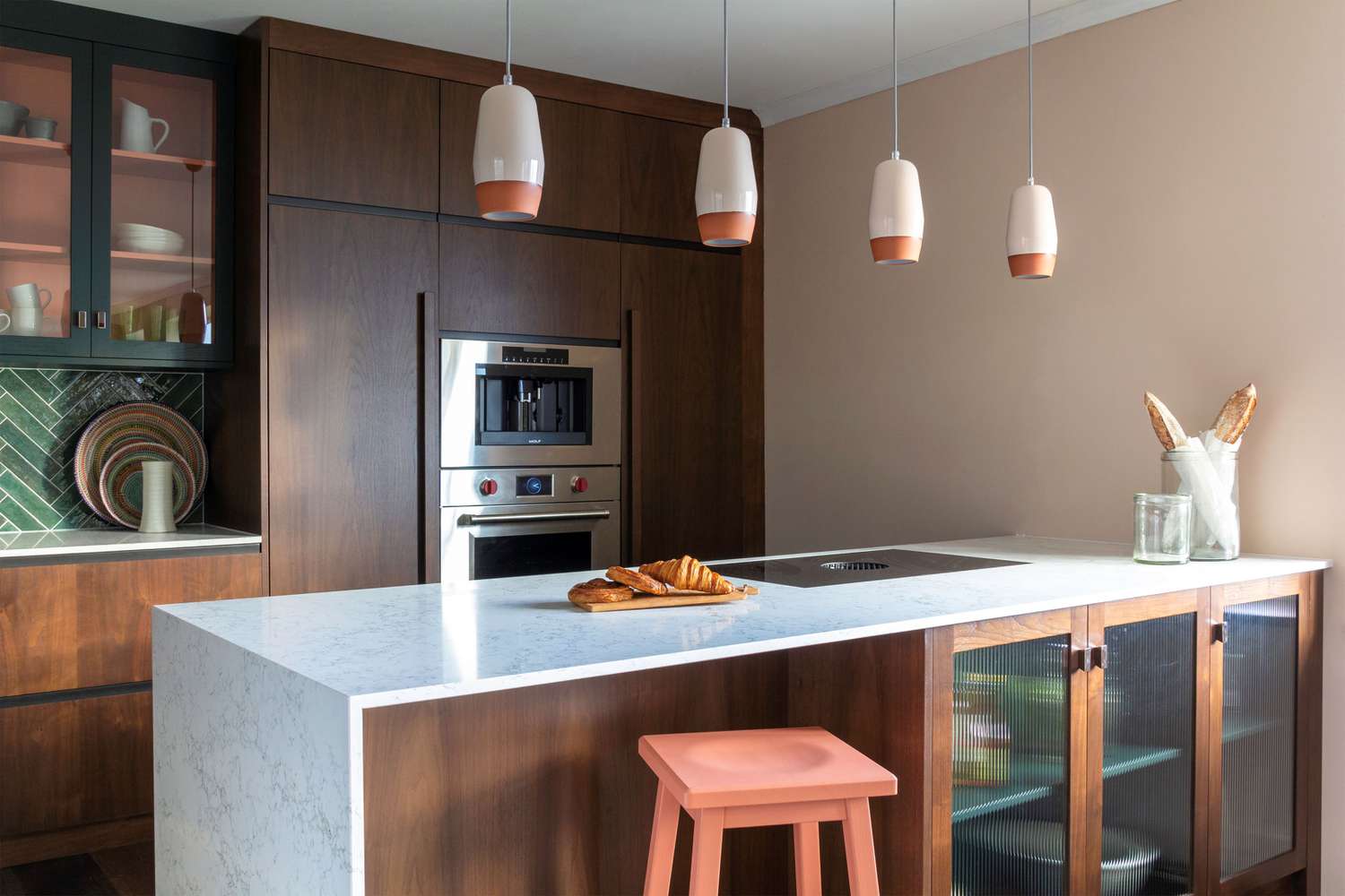 Moderne Holzküche mit Aprikosendetails