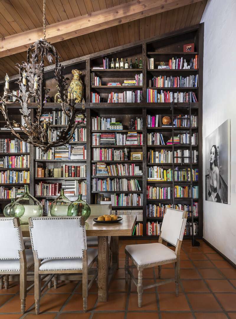 große Mauer von Bücherregalen