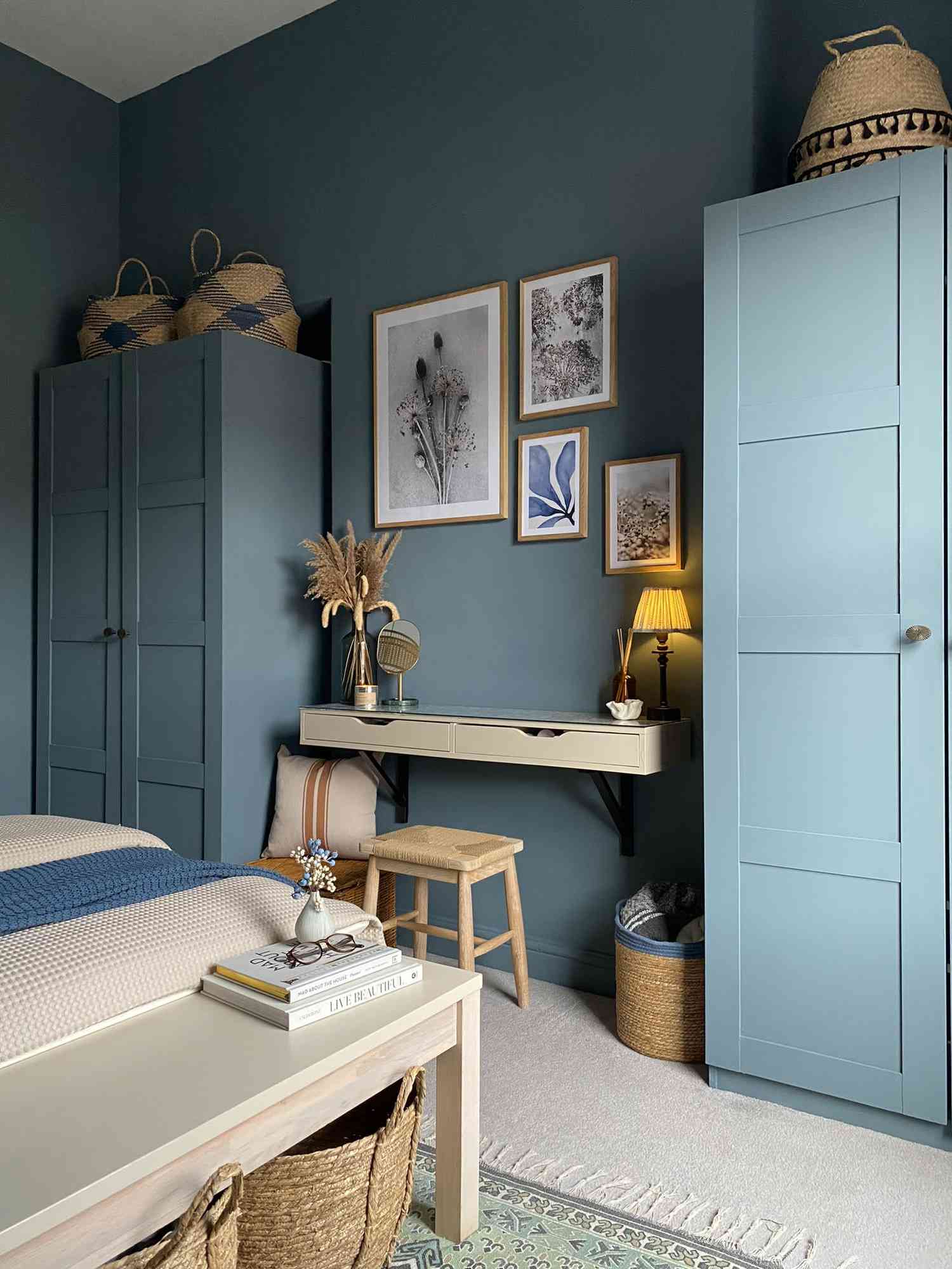 Blau lackierte Ikea-Möbel