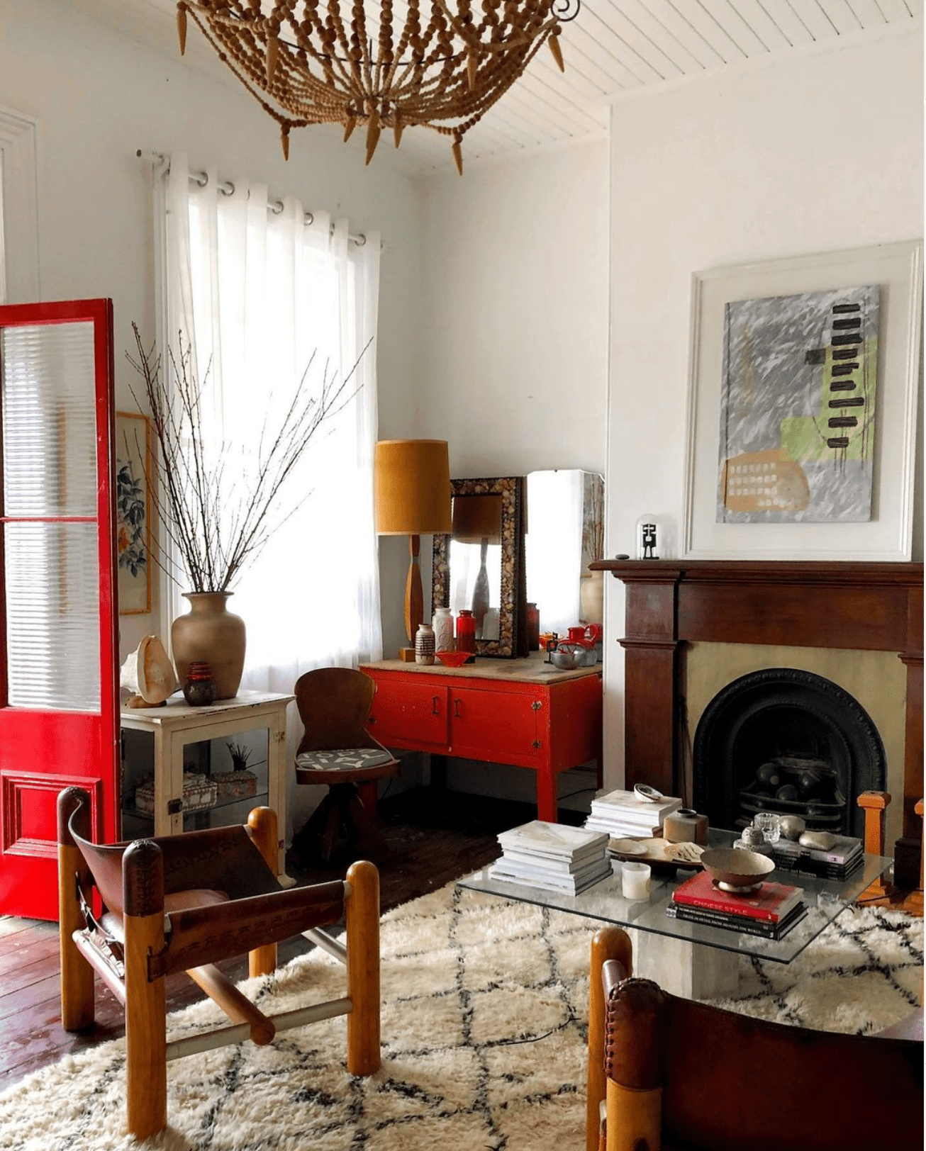 Orangefarbener Beistelltisch in einem Boho-Zimmer