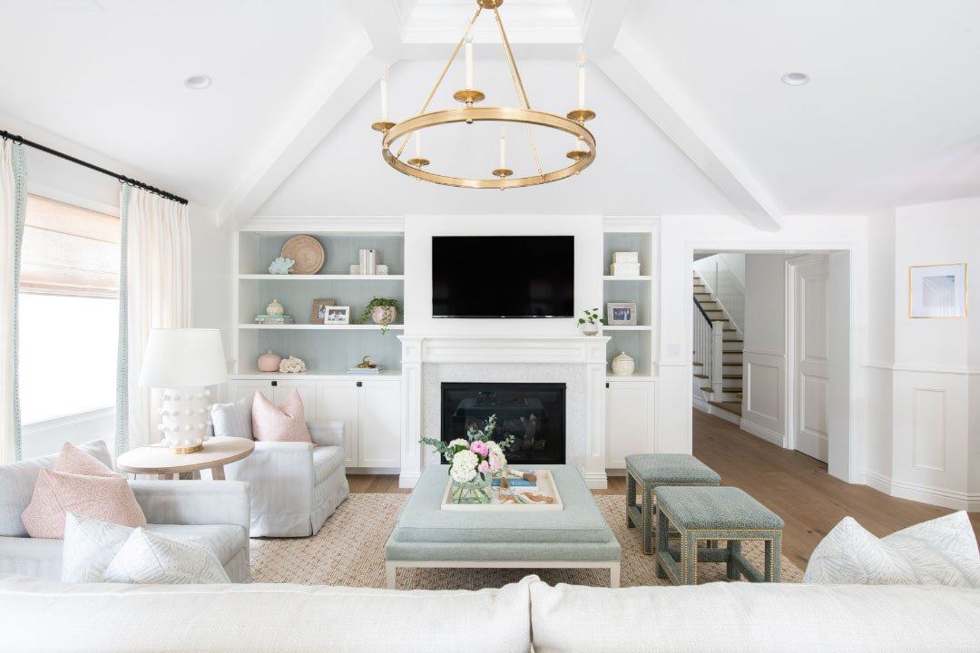 5 Designer -Tipps, um Ihr großes Wohnzimmer ohne Überaussatz wunderschön zu stylen 10 Weißes Sand Design + Build