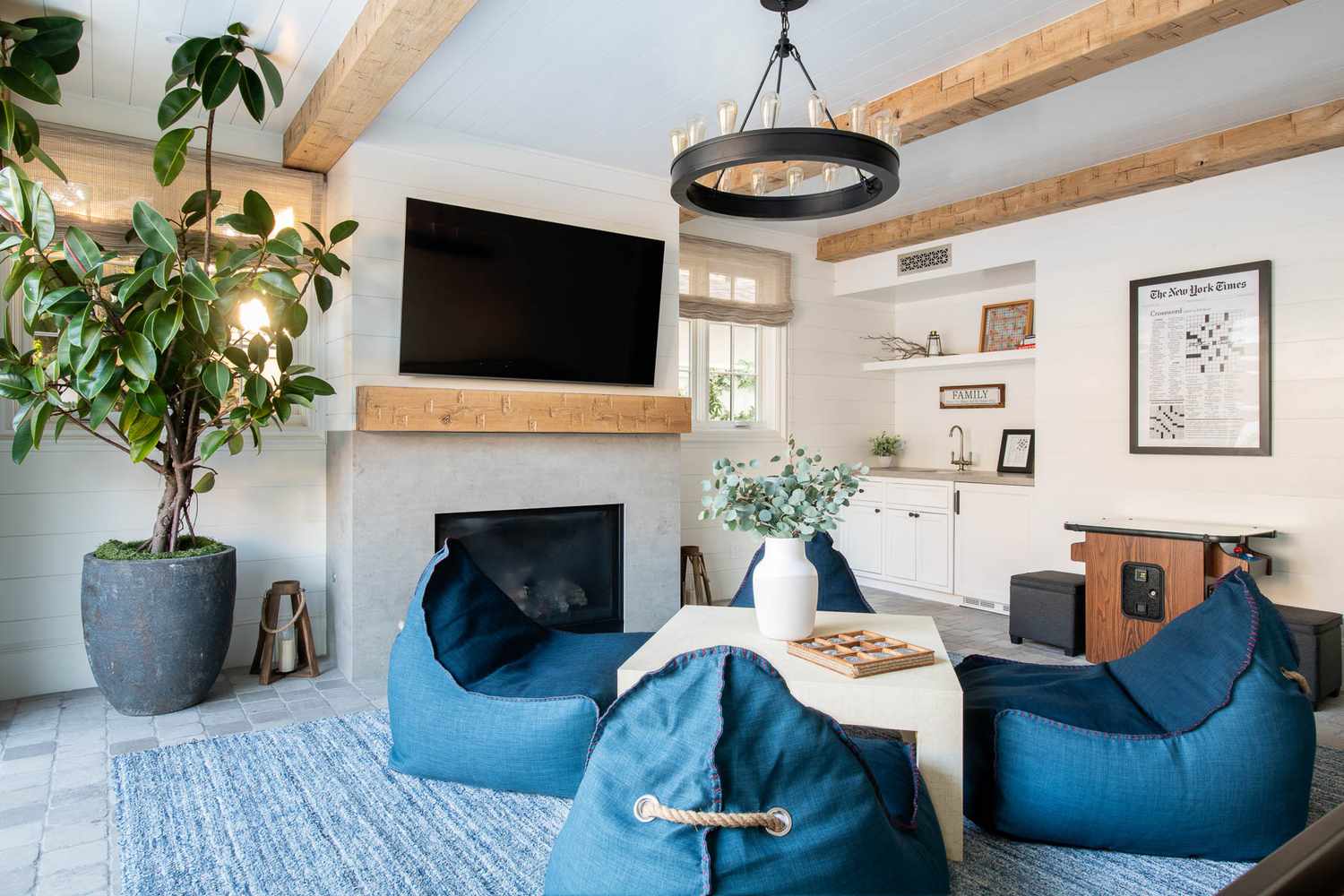 Blaues Wohnzimmer mit schwarzem runden Kronleuchter