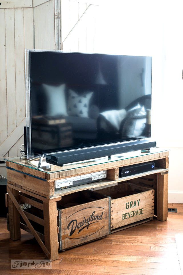 DIY -Palettenholz -TV -TV -Ständer