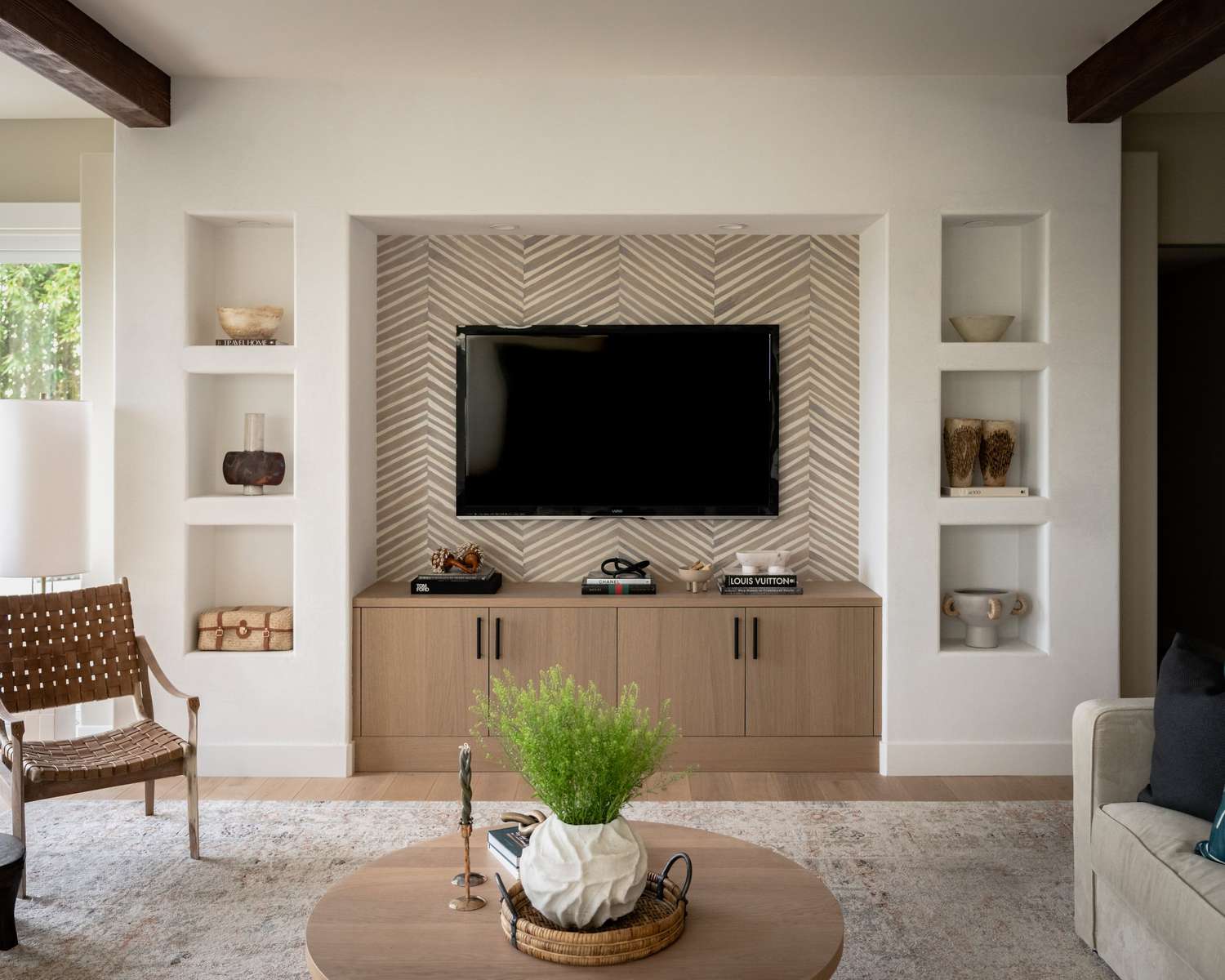 Kleines Wohnzimmer mit Fernseher