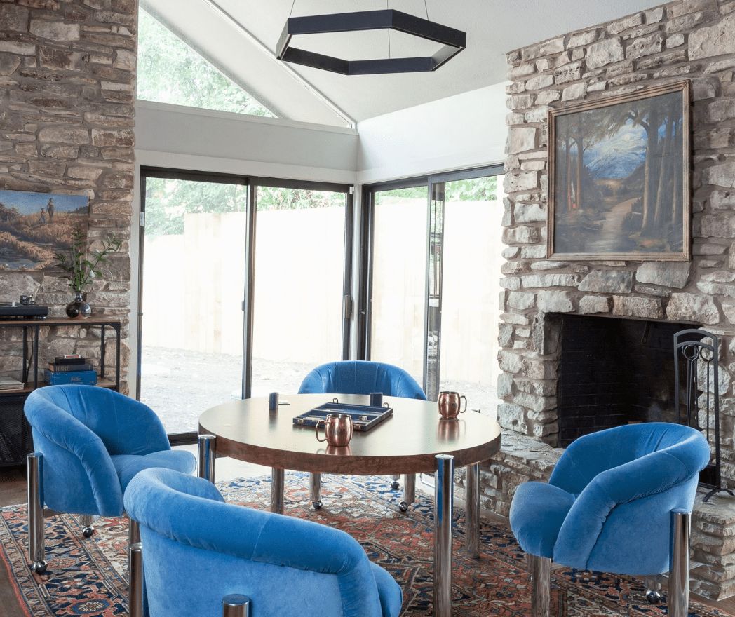 Ein Mid-Century-Modern-Interieur verfügt über einen schroffen Steinkamin 