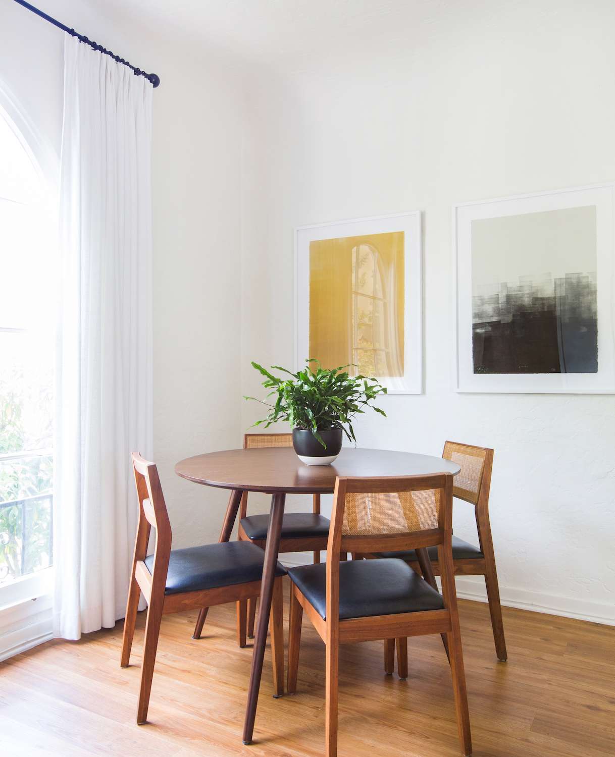 38 Midcentury Modern Dining Rooms That Transcend Time 4 small midcentury modern dining room