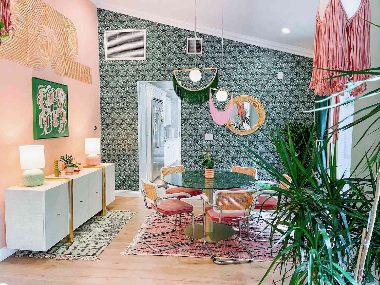 38 Midcentury Modern Dining Rooms That Transcend Time 16 midcentury modern dining room wallpaper