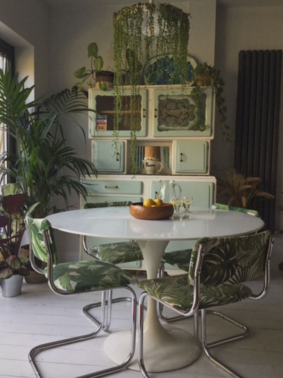 38 Midcentury Modern Dining Rooms That Transcend Time 40 informal midcentury modern dining room