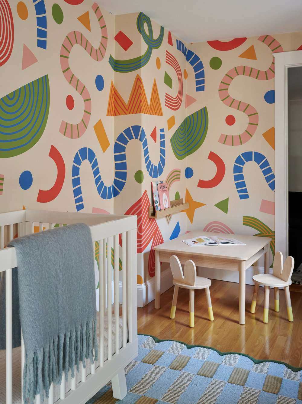Minimalismus ist offiziell out – Warum Designer diesen Herbst einen neuen, farbenfrohen Stil lieben 6 Bunte Tapeten und Teppich im Kinderzimmer