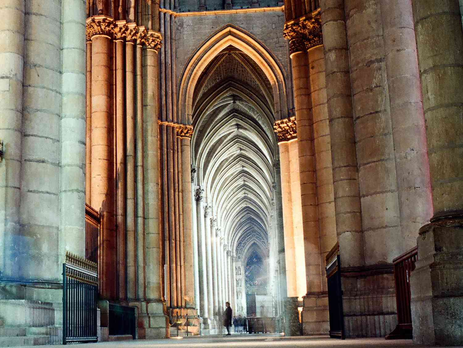 Was ist gotische Architektur? 4 Spitzbögen in der Kathedrale von Reims