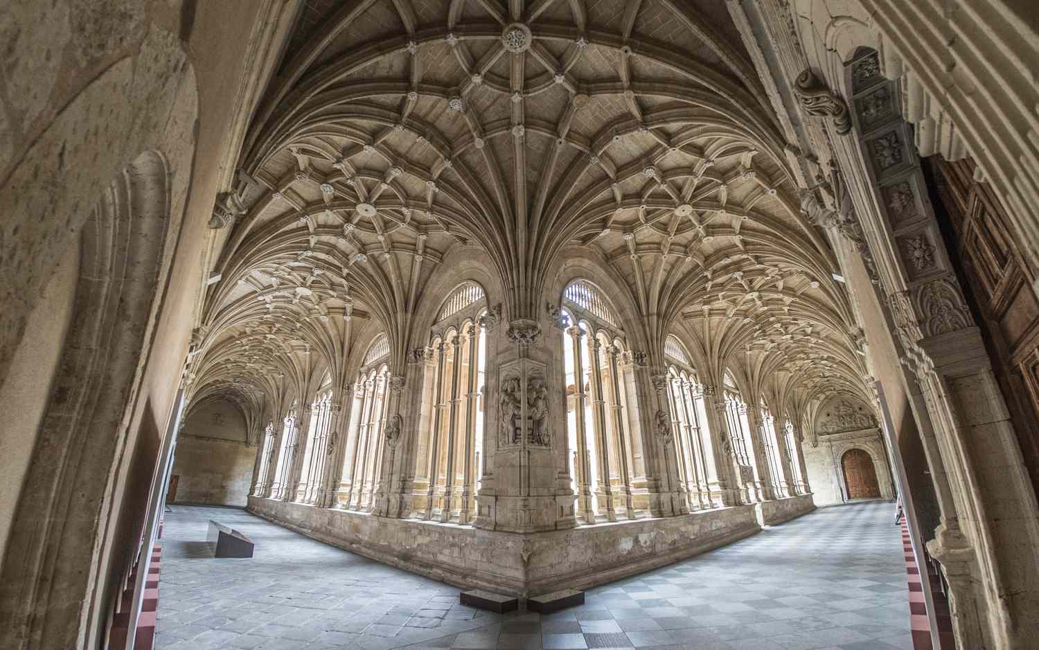 Was ist gotische Architektur? 6 Kreuzrippengewölbe in einer gotischen Kathedrale.