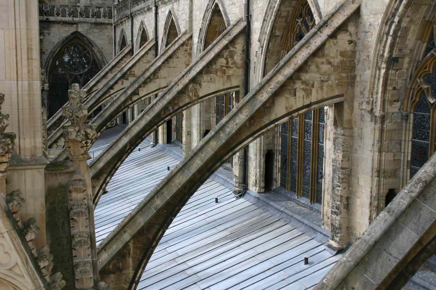 Was ist gotische Architektur? 8 Nahaufnahme des Strebepfeilers mit gewölbter Strebe von einer Außenwand zur Wand einer Kirche