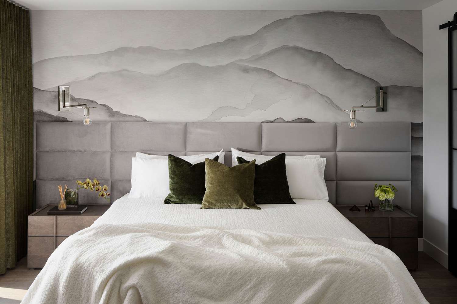 Graues Kopfteil und Wandbild im Schlafzimmer