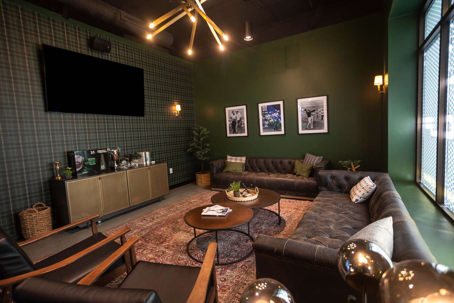 Wie man einen Raum mit dunklem Teppich stylen, so dass sich Ihr Zimmer laut Designer heller anfühlt 8 stimmungsvolles Wohnzimmer mit dunklem Salbeigrün