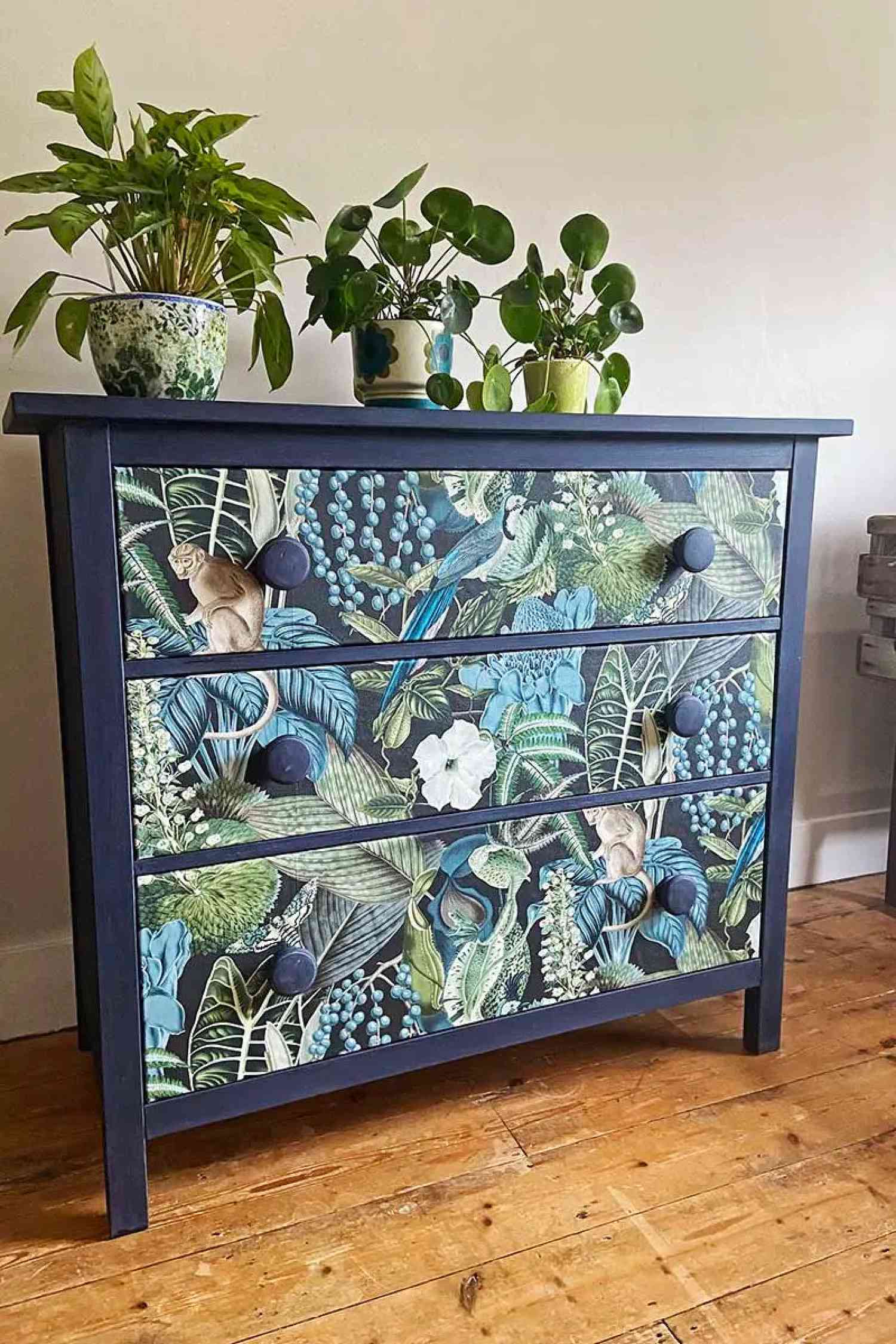 Ikea Hemnes Hack, tapezierte Kommode