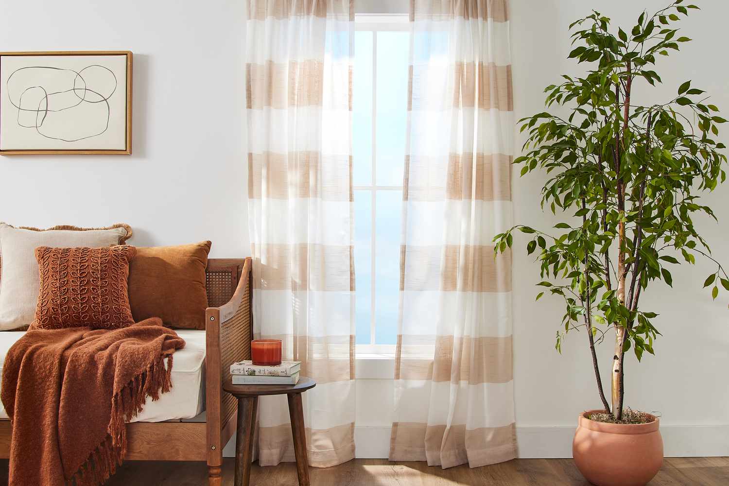 Sollten Vorhänge den Boden berühren? Fast immer, sagen Designer 8 Bodenlange Vorhänge im Wohnzimmerinnenraum