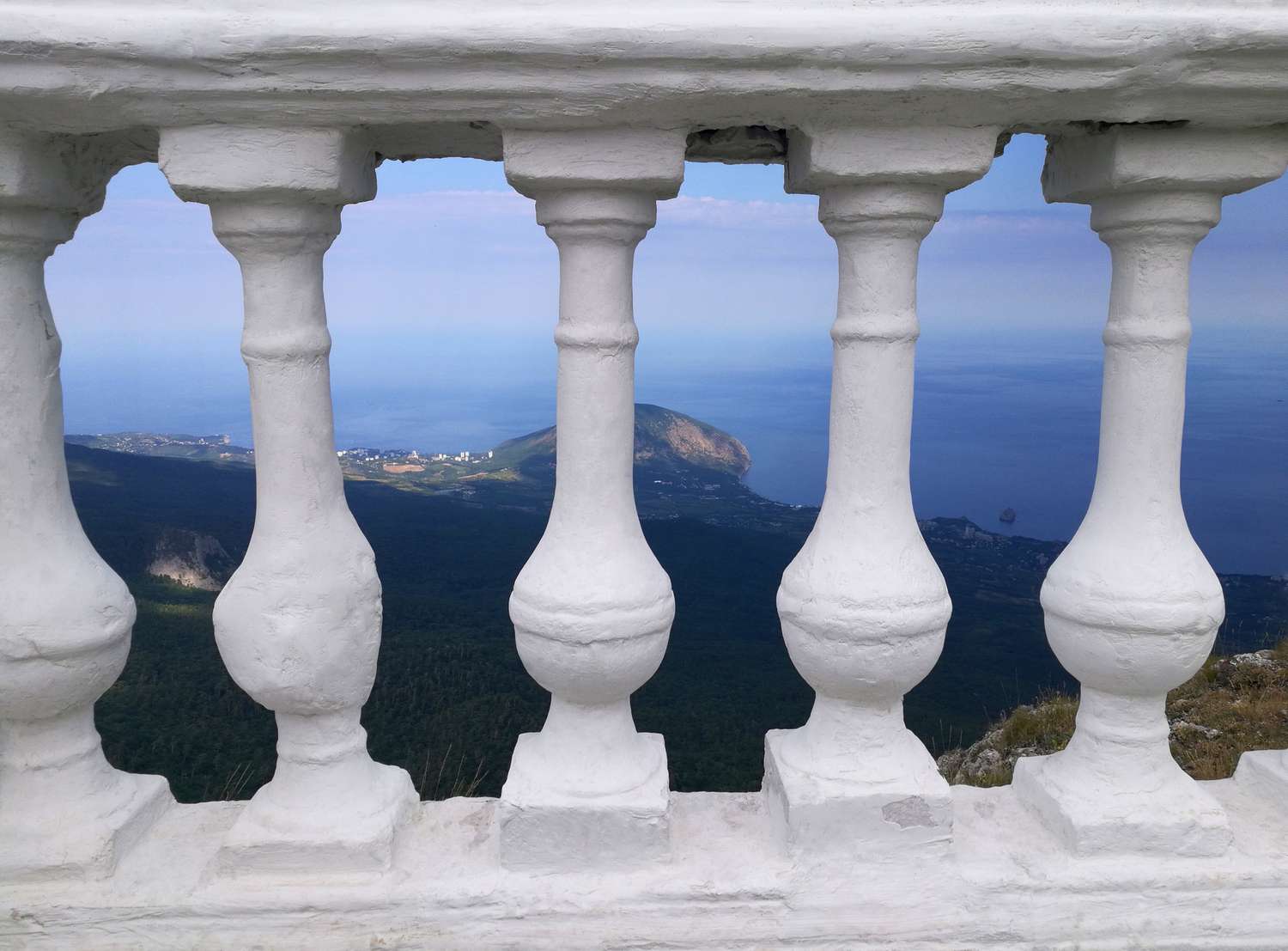 Was ist der Unterschied zwischen einer Balustrade und einem Baluster? 10 balkonbalustrade blick meerterrasse himmelblau