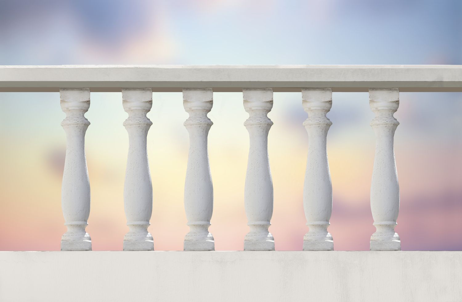 Was ist der Unterschied zwischen einer Balustrade und einem Baluster? 8 Schönes weißes Geländer im Vintage-Stil über buntem Sonnenuntergangshimmelhintergrund. Wunderschöne architektonische Details.