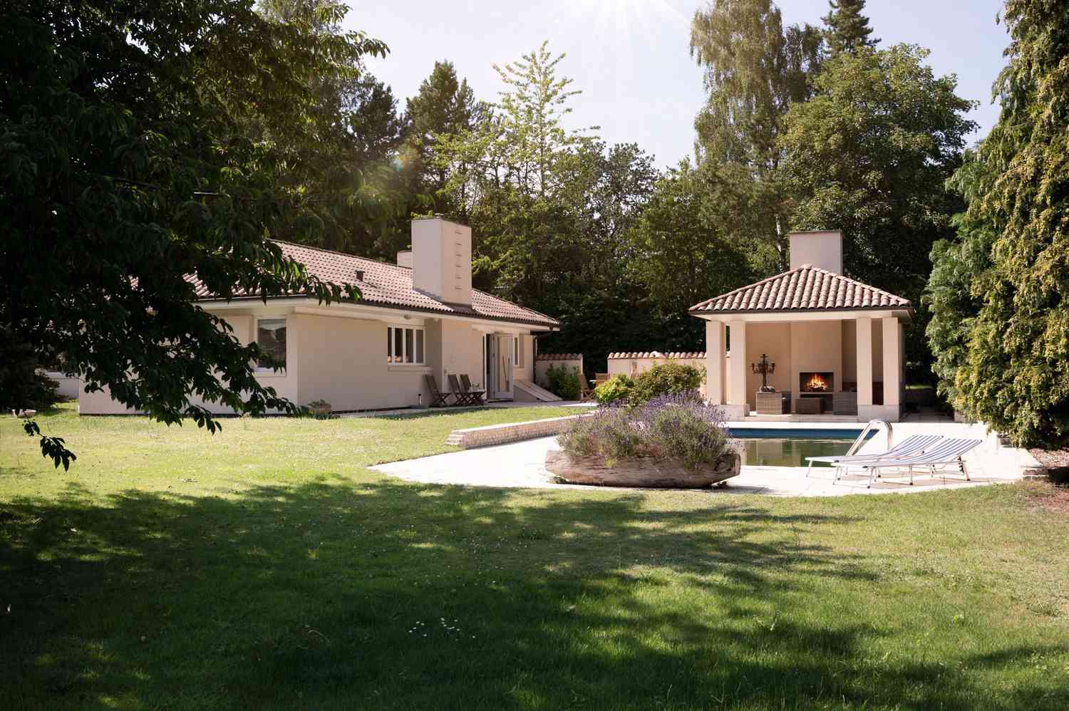 Pool-Cabana mit Kamin