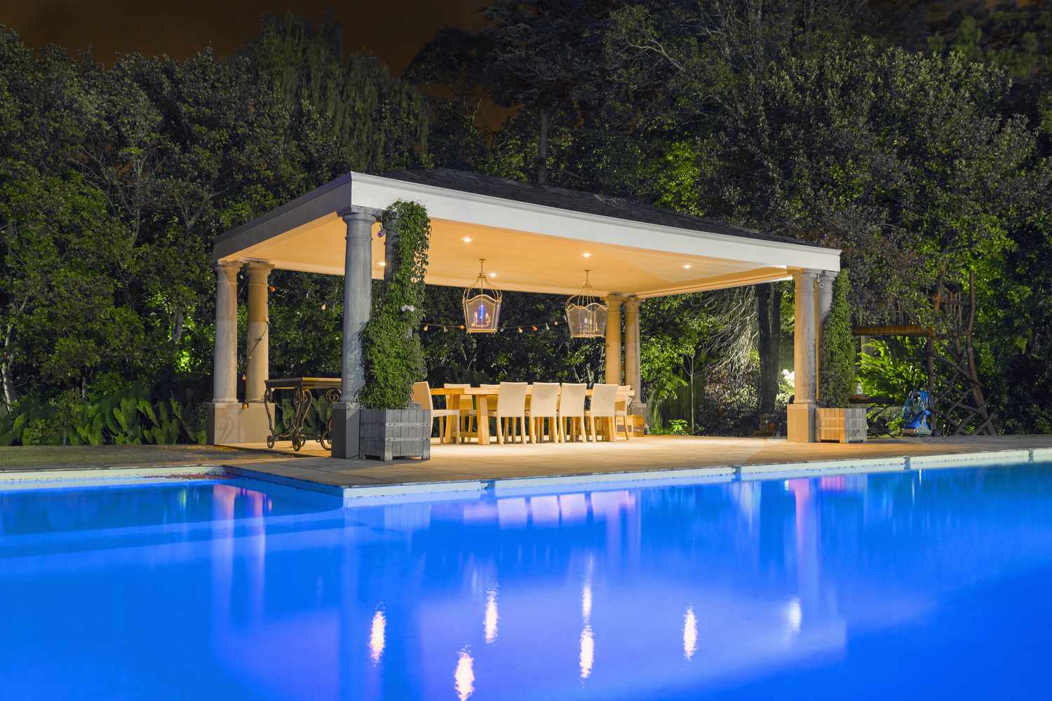 Pool-Cabana mit Esstisch