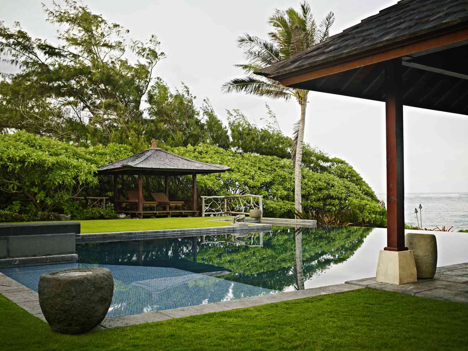 tropische Pool-Cabana