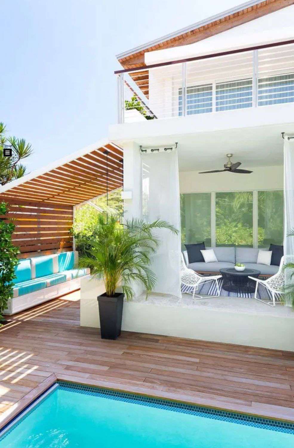 Wohnzimmer im Cabana-Stil im Freien