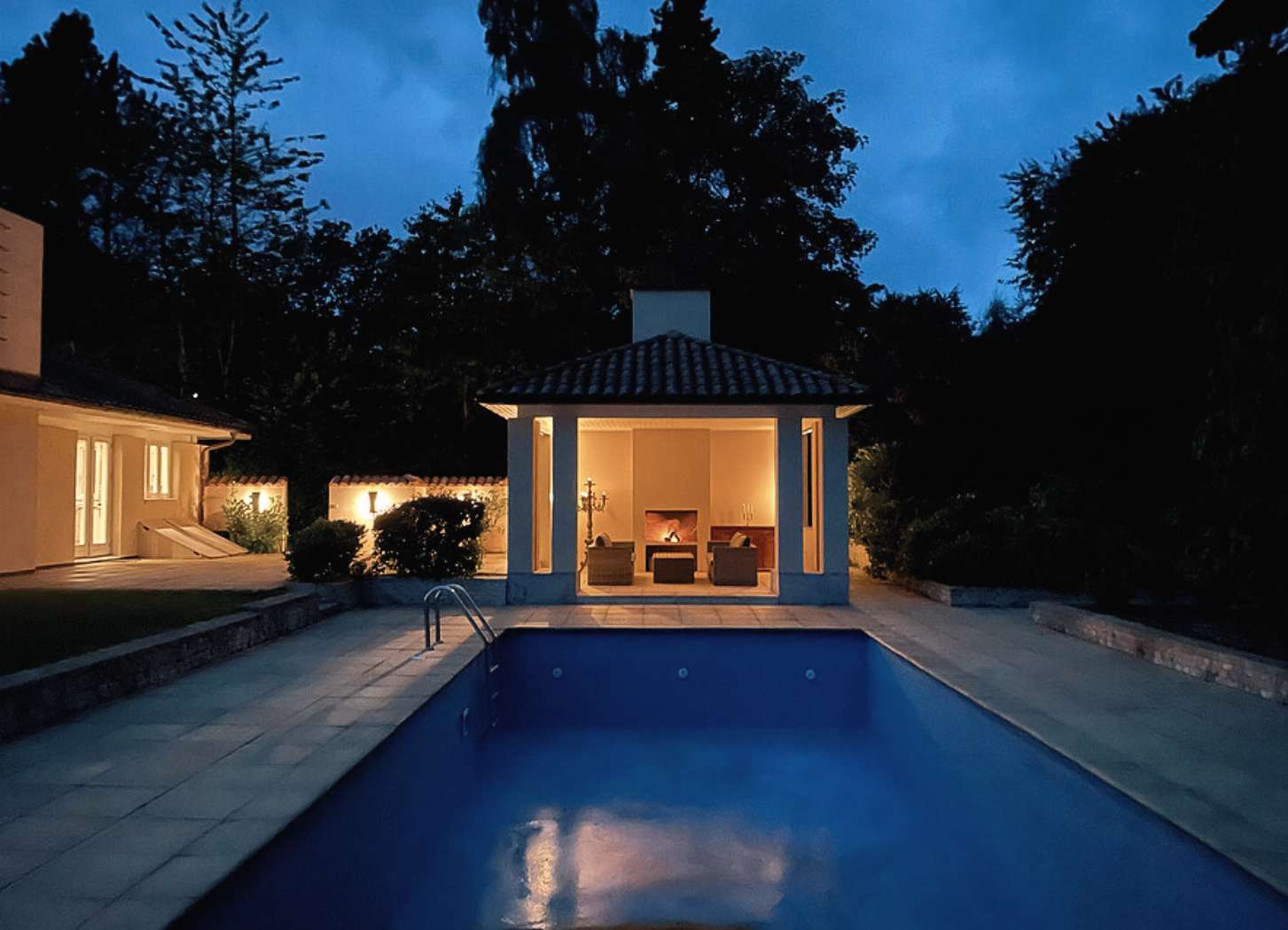Pool-Cabana mit Kamin