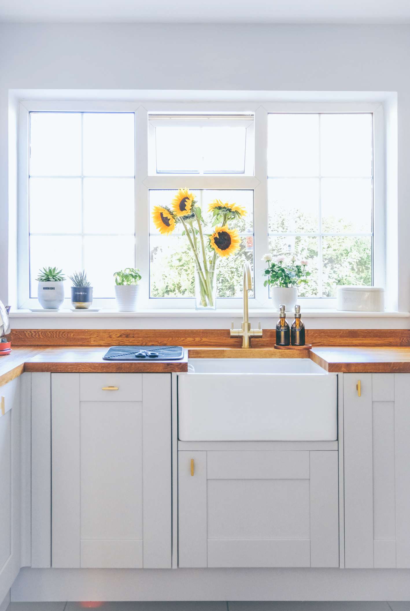 5 Farben, die Sie in Ihrer Küche niemals verwenden sollten, warnen Designer 4 Moderne und helle Küche mit Holzarbeitsplatte und versteckter Spülmaschine