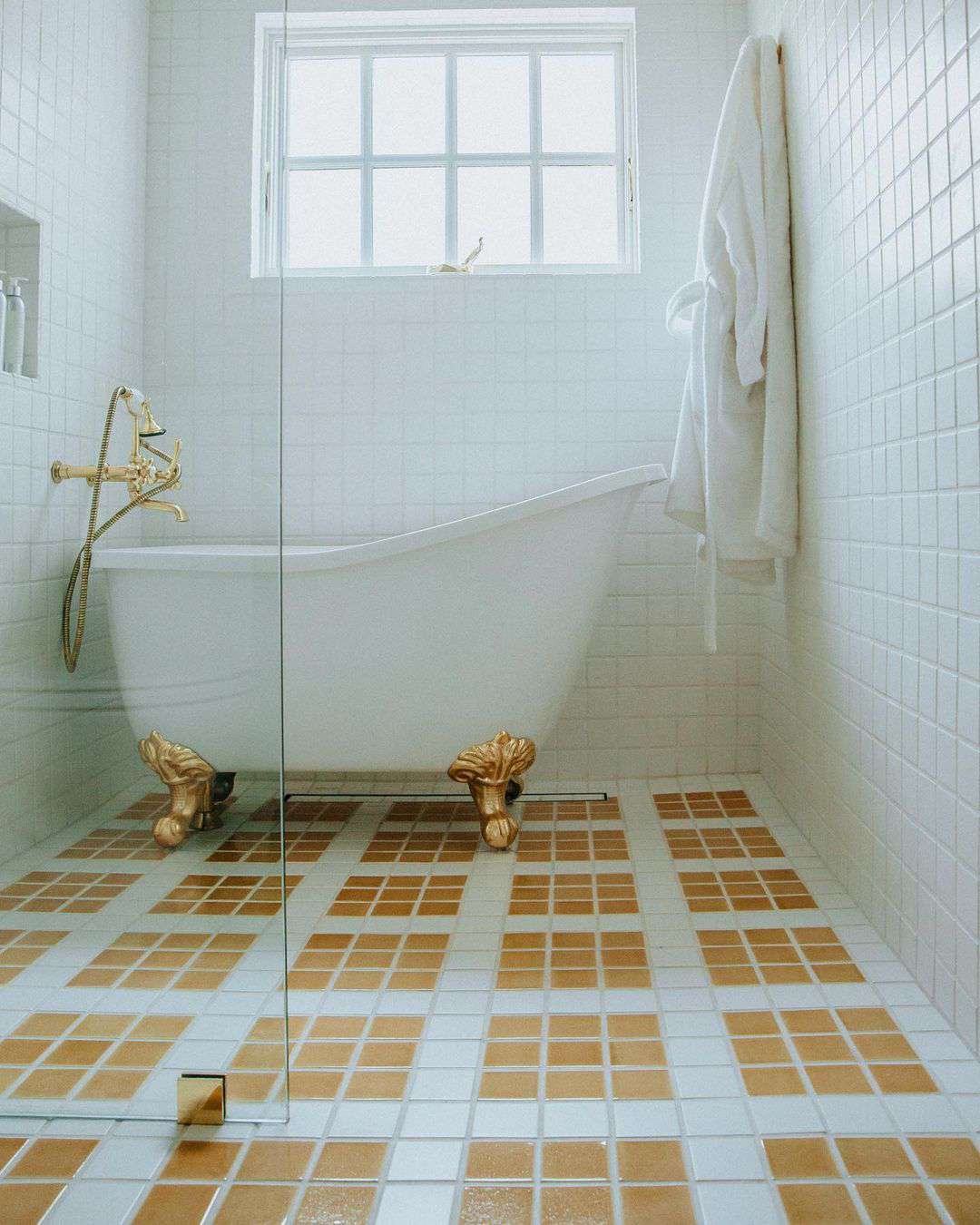 Badewanne mit Löwenfüßen in der Dusche