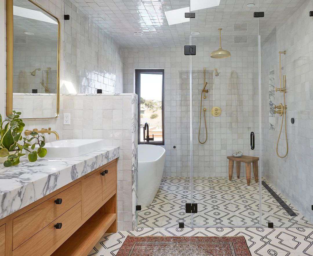 Badewanne in der Dusche mit Messingelementen